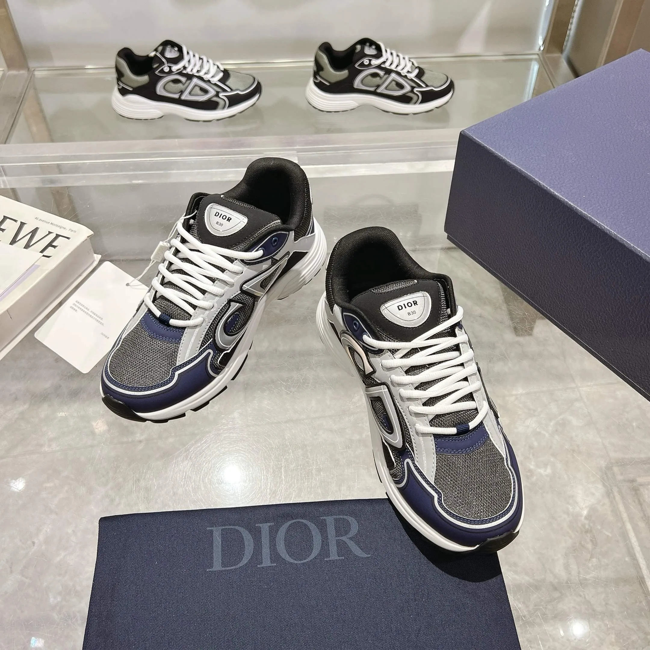 👟👟Ex-factory price 520👟👟 H612 high version B30 low-top sneakers are one of the flagship styles of this series. Crafted from mesh and technical fabrics, it's finished with a reflective 'CD30' graphic and 'DIOR B30' and 'CD30' logos on the heel and tongue. The extra-light, sculpted rubber sole adds style with signature accents, while internal stretch details create ideal comfort. Can be paired with a variety of casual looks to show a fashionable, modern and sporty style. ✅Size: 35-47 (45-46-47 customized, non-returnable and non-exchangeable) ✅Sole material: Original ultra-light IP sole ✅Packaging: Brand new counter packaging